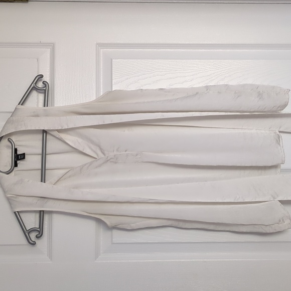 Timeless and elegant sleeveless cream blouse. - Picture 2 of 4